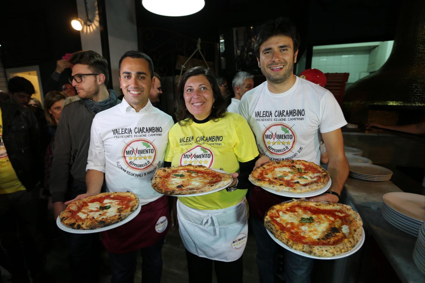 I parlamentari Movimento 5 Stelle pizzaioli per un giorno a Napoli