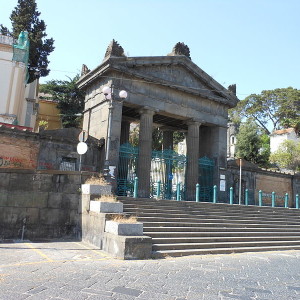 800px-Cimitero_Poggioreale_ingresso